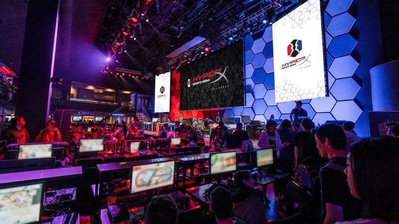 esports-casino-hyperx-las-vegas 4. Sponsoring, contenus croisés & placement de marques Les partenariats e‑sport / opérateur de casino ne sont pas nouveaux, mais en 2026, ils pourront être plus sophistiqués : des skins d’équipes dans des jeux de casino, des tournois e‑sport sponsorisés par des casinos, des ligues e‑sport hébergées sur des plateformes casino, etc. Ce type de mélange de branding peut renforcer la visibilité — à condition d’être éthique et respectueux des régulations. 5. Compétitions “casino e‑sport” / tournois hybrides Vois ça : un tournoi où l’on combine e‑sport et “épreuves de casino” (par exemple, après une phase de jeu, les joueurs jouent un mini-événement casino à enjeux). Ou des tournois où les gains sont partagés entre performance e-sport et chance. Ce type d’événement “mi‑jeux mi‑compétition” pourrait attirer l’attention médiatique, surtout si bien structuré. 6. Plateformes unifiées “gaming + pari + casino” L’évolution naturelle : des plateformes qui proposent “tout sous le même toit” — e‑sport spectateur, paris e-sport, jeux de casino, interaction sociale. On passerait d’un usage silo (tu vas sur un site pour e‑sport, un autre pour casino) à une expérience intégrée. La technologie cross‑plateforme, les lobbies communs, les profils unifiés seraient le ciment de cette fusion. Game Industry News Les opportunités clés & ce qu’il faut observer Audience jeune & tech-friendly : l’e-sport touche une population connectée, réceptive aux nouveautés — un vivier pour le casino si c’est bien fait. Engagement augmenté : interaction, micro‑paris, gamification, contenus croisés — des leviers qui enrichissent l’expérience. Monétisation multiple : paris, promotions croisées, partages de revenus, contenus sponsorisés. Différenciation : un opérateur capable de proposer une offre mixte “e‑sport + casino” se démarquera. Innovation technologique : overlays, API streaming, latence faible, intégrations en temps réel, sécurité renforcée. Les risques & pièges à surveiller Intégrité & triche : si paris et performance de joueurs sont liés, le risque de match‑fixing augmente. Public mineur : l’e-sport a une part d’audience jeune ; les régulateurs seront très vigilants. Régulation stricte : dépendra des juridictions, des limites publicitaires, des obligations de vérification d’identité. Scepticisme du public : certains fans d’e‑sport rejettent les sponsors de casino ou le “jeu d’argent”. Il faut un positionnement fin et transparent. Complexité technique : synchroniser les flux e-sport et les jeux en temps réel, avec fairness, latence minimale, scalabilité, ce n’est pas trivial. Ma vision : ce qui est le plus plausible d’ici 2026 Si je devais parier, voici ce que je vois se réaliser d’ici 2026 dans ce croisement e‑sport / casino : Une intégration plus poussée des paris e‑sport in‑match (micro‑marchés) Des plateformes mixtes “spectacle e‑sport + offre casino” Des jeux de casino thématisés e‑sport Des partenariats e‑sport / opérateur casino plus ouverts, notamment dans les ligues pour accepter un sponsoring “jeu / pari” contrôlé (déjà enclenché par Riot) The Verge +1 De nouveaux formats événementiels hybrides